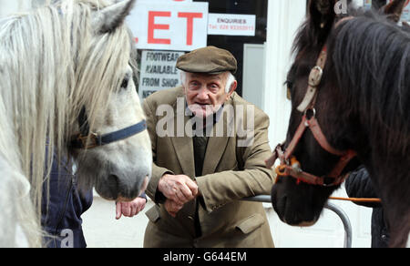 Pferdehändler in der Hauptstraße von Ballyclare in Co Antrim während der Mai Pferdemesse. Stockfoto