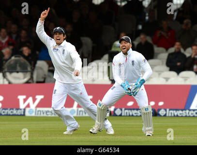 Englands Alastair Cook (links) und Matt Prior feiern, als Steven Finn das letzte neuseeländische Dickicht der Innings während des ersten Tests am Lord's Cricket Ground, London, nimmt. Stockfoto