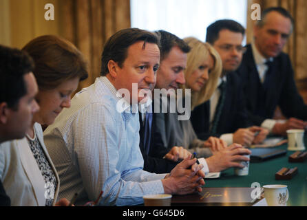 Premierminister David Cameron leitet eine Sitzung des Olympic and Paralympic Legacy Committee in der Downing Street 10 in London. Stockfoto