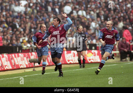 Fußball - Coca Cola-Cup - Finale - Aston Villa V Leeds United - Wembley-Stadion Stockfoto