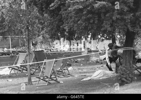 Politik - Bombenanschläge IRA Hyde Park und Regent es Park - Polizei untersuchen die Szene - London Stockfoto