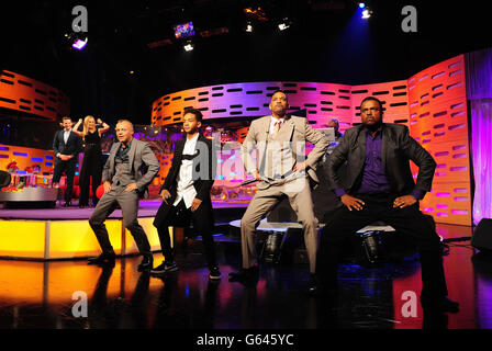 Unveröffentlichtes Foto vom 23/05/13 von Bradley Cooper, Heather Graham, Graham Norton, Jaden Smith, will Smith und Alfonso Ribeiro mit DJ Jazzy Jeff auf den Decks dahinter während der Dreharbeiten zur Graham Norton Show in den London Studios in London. Stockfoto