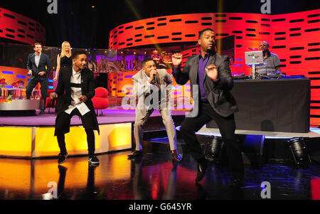 Unveröffentlichtes Foto vom 23/05/13 von Bradley Cooper, Heather Graham, Jaden Smith, will Smith, Alfonso Ribeiro und DJ Jazzy Jeff auf den Decks hinter den Kulissen während der Dreharbeiten zur Graham Norton Show in den London Studios in London. Stockfoto