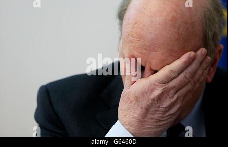 Der Finanzminister Michael Noonan spricht mit den Medien, als er im Europäischen Parlament in Dublin eintrifft, um beim Start der EU-Verbraucherkreditkampagne zu sprechen. Stockfoto