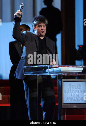 Der spanische Regisseur Pedro Almodovar erhielt seinen europäischen Drehbuchpreis für Hable Con Ella (Talk to her) während der European Film Awards 2002 am Teatro dell'Opera di Roma, Rom, Italien. Stockfoto