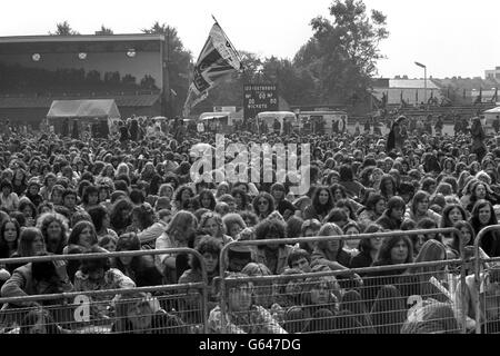 Eine Menge Musikfans besuchen ein Popkonzert auf dem Oval Cricket Ground in Kennington, London. Aufgrund des geplanten Auftritts von Rockstar Frank Zappa wurden aufwändige Sicherheitsvereinbarungen getroffen. Stockfoto