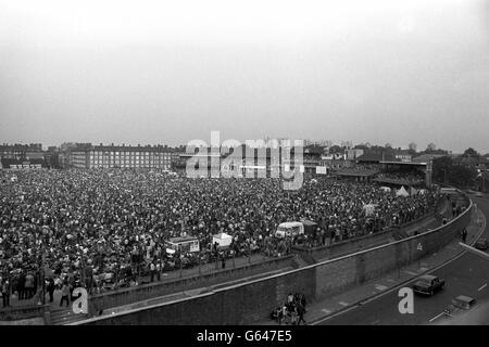 Tausende von Musikliebhabern besuchen das eintägige Festival auf dem Oval Cricket Ground in Kennington, London. Es wird erwartet, dass britische Spitzengruppen an dem Festival teilnehmen werden, das der Hungerhilfe in Bangladesch dient. Stockfoto