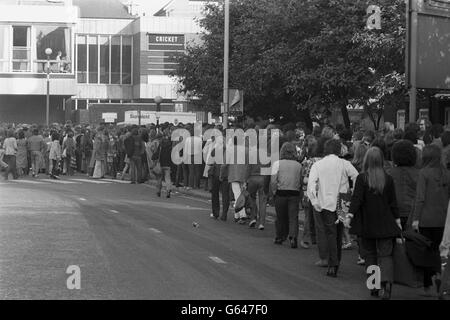 Riesige Menge von Musikliebhabern vor dem Oval Cricket Ground in Kennington, London. Es gab keine Probleme, da mehr als 2,000 Leute warteten, um hinein zu gehen. Stockfoto