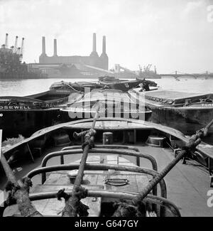 Ein Blick auf Frachtschiffs auf der Themse, mit Battersea Power Station im Hintergrund. Stockfoto