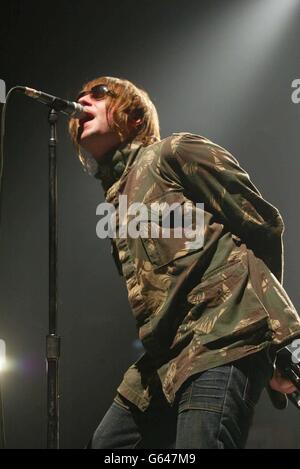 Oasis-Sänger Liam Gallagher mit der Band bei der CIA Cardiff. Stockfoto