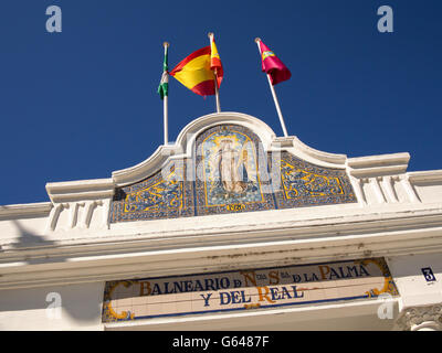 CÁDÁZ, SPANIEN - 13. MÄRZ 2016: Das Schild über dem Eingang zum Balneario de Nuestra Senora de la Palma Real-Gebäude am Strand von La Caleta Stockfoto