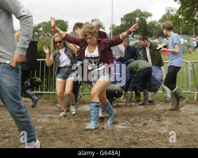 Isle of Wight Festival 2013. Festivalbesucher kommen am Isle of Wight Festival in Seaclose Park, Newport, Isle of Wight an. Stockfoto