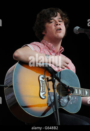 Kyle Falconer von The View spielt vor der Tate Modern, London, Als Teil einer Reihe von Live-Musik-Veranstaltungen, die von agit8 organisiert werden, um auf ihre Kampagne aufmerksam zu machen, um Druck auf Regierungen zu schaffen, Hunger und Armut im Vorfeld des G8-Gipfels der führenden Politiker der Welt in Nordirland zu beenden. Stockfoto