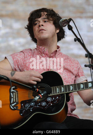 Kyle Falconer von The View spielt vor der Tate Modern, London, Als Teil einer Reihe von Live-Musik-Veranstaltungen, die von agit8 organisiert werden, um auf ihre Kampagne aufmerksam zu machen, um Druck auf Regierungen zu schaffen, Hunger und Armut im Vorfeld des G8-Gipfels der führenden Politiker der Welt in Nordirland zu beenden. Stockfoto