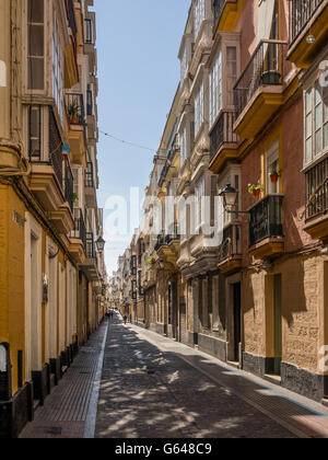 CADIZ, SPANIEN - 13. MÄRZ 2016: Schmale Calle Stockfoto