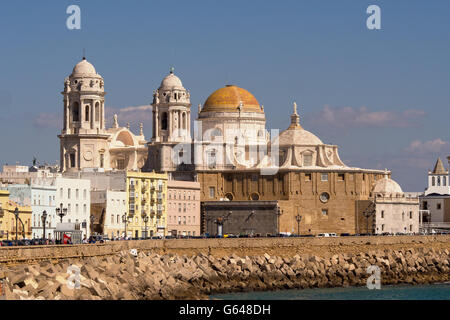 CEDIZ, SPANIEN - 13. MÄRZ 2016: Blick auf die Kathedrale von Cediz (Catedral de Santa Cruz) entlang der Uferpromenade Campo del Sur Stockfoto