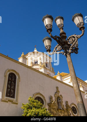 CADAZ, SPANIEN - 13. MÄRZ 2016: Alte Straßenlaterne neben dem Kloster Convento de San Francisco an der Plaza San Francisco Stockfoto