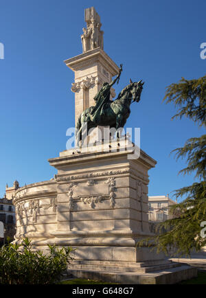 CADIZ, SPANIEN - 13. MÄRZ 2016: Statue und Denkmal zur Erinnerung an die spanische Verfassung von 1812 auf der Plaza de Espana Stockfoto