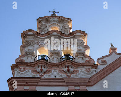 CÁDÁZ, SPANIEN - 13. MÄRZ 2016: Detail des Glockenturms der Karmelitenkirche (Nuestra Señora del Carmen) in Alameda Marqués de Comillas Stockfoto