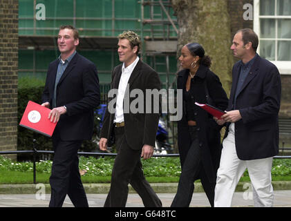 Die olympischen Ruderer Matthew Pinsent (links), James Cracknell (2. Links) und Sir Steve Redgarave (rechts) mit dem Weitsprungchampion Jade Johnson vor der 10 Downing St, London, um Briefe von früheren und gegenwärtigen britischen Olympiasiegern zur Unterstützung der Olympischen Bewerbung in London 2012 zu liefern. Stockfoto