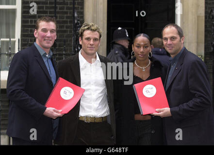 Die olympischen Ruderer Matthew Pinsent (links), James Cracknell (2. Links) und Sir Steve Redgarave (rechts) mit dem Weitsprungchampion Jade Johnson vor der 10 Downing St, London, um Briefe von früheren und gegenwärtigen britischen Olympiasiegern zur Unterstützung der Olympischen Bewerbung in London 2012 zu liefern. Stockfoto