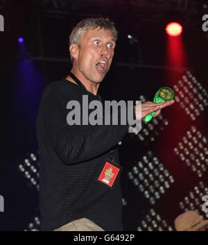 Bez of Happy Mondays tritt auf der Big Top Bühne auf, beim Isle of Wight Festival, im Seaclose Park, Newport, Isle of Wight. Stockfoto