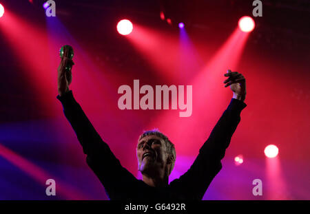 Bez of Happy Mondays tritt auf der Big Top Bühne auf, beim Isle of Wight Festival, im Seaclose Park, Newport, Isle of Wight. Stockfoto