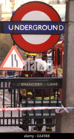 Unfall mit der Chancery Lane-U-Bahn. Feuerwehrleute kommen an der U-Bahnstation Chancery Lane in London an, nachdem ein U-Bahn-Zug auf eine Tunnelwand gestoßen ist. Stockfoto