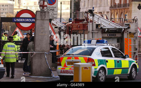 Die Rettungsdienste kommen am Tatort der U-Bahnstation Chancery Lane in London an, nachdem eine U-Bahn eine Tunnelwand getroffen hat. Stockfoto