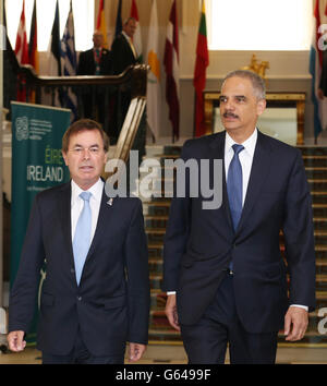 Der irische Justizminister Alan Shatter (links) begrüßt US-Generalstaatsanwalt Eric Holder bei einem Treffen von EU- und US-Beamten in Dublin Castle, um über Justiz und Inneres zu diskutieren. Stockfoto