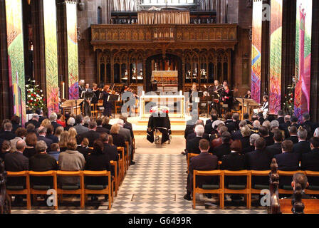 Der Trauerdienst von Detective Constable Stephen Oake in der Kathedrale von Manchester. Tausend Trauernde nahmen an der Beerdigung des Polizeibeamten der Sonderabteilung Teil, der letzte Woche bei einem Anti-Terror-Angriff in Manchester erstochen wurde. Stockfoto