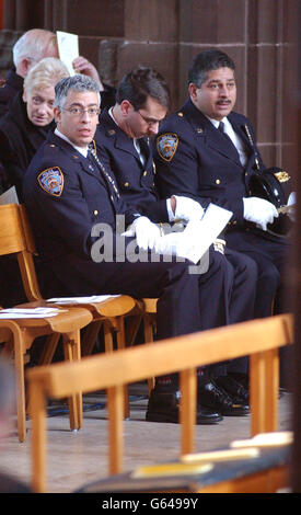 Beamte des New Yorker Polizeidezernats besuchen den Trauerdienst von Detective Constable Stephen Oake in der Kathedrale von Manchester. Tausend Trauernde nahmen an der Beerdigung des Polizeibeamten der Sonderabteilung Teil, der letzte Woche bei einem Anti-Terror-Angriff in Manchester erstochen wurde. Stockfoto