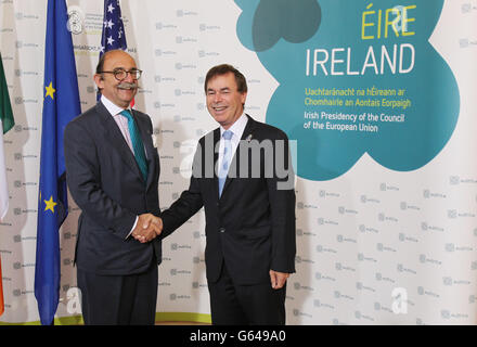 Der irische Justizminister Alan Shatter (rechts) begrüßt Rafael Fernandez-Pita, stellvertretender Direktor der GD Justiz und Inneres, Rat der Europäischen Union, während sich EU- und US-Beamte in Dublin Castle treffen, um über Justiz und Inneres zu diskutieren. Stockfoto