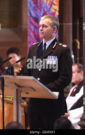 Mike Todd, Polizeichef von Greater Manchester, spricht beim Trauerdienst von Detective Constable Stephen Oake in der Kathedrale von Manchester. *..TAUSEND Trauernde nahmen an der Beerdigung des Polizeibeamten der Sonderabteilung Teil, der letzte Woche bei einem Anti-Terror-Angriff in Manchester zu Tode erstochen wurde. Stockfoto