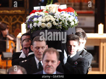 Der Trauerdienst von Detective Constable Stephen Oake in der Kathedrale von Manchester. Tausend Trauernde nahmen an der Beerdigung des Polizeibeamten der Sonderabteilung Teil, der letzte Woche bei einem Anti-Terror-Angriff in Manchester erstochen wurde. Stockfoto