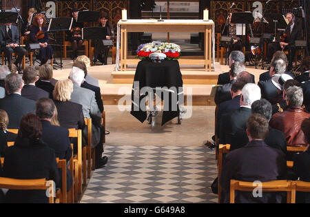 Der Trauerdienst von Detective Constable Stephen Oake in der Kathedrale von Manchester. Tausend Trauernde nahmen an der Beerdigung des Polizeibeamten der Sonderabteilung Teil, der letzte Woche bei einem Anti-Terror-Angriff in Manchester erstochen wurde. Stockfoto