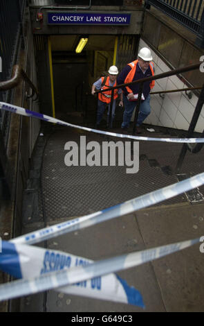 Ingenieure und Techniker kommen nach einem Eisenbahnunfall in der U-Bahn-Station Chancery Lane in London auf die Bodenebene. Eine U-Bahn, die auf der Central Line zwischen St Paul's und Chancery Lane fuhr, stürzte in eine Wand und verletzte bis zu 30 Personen. Stockfoto