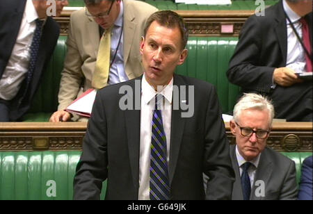 Gesundheitsminister Jeremy Hunt gibt eine Erklärung zum CQC and Morecambe Bay NHS Trust im Londoner Unterhaus ab. Stockfoto