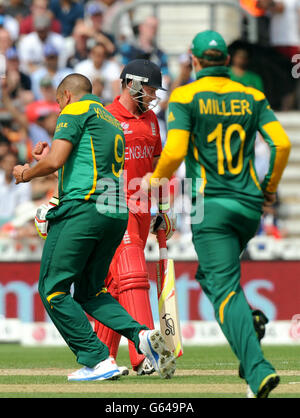 Englands Ian Bell (Mitte) wird beim Bowling des südafrikanischen Rory Kleinveldt (links) während der ICC Champions Trophy, Halbfinale im Oval, London, gefangen. Stockfoto