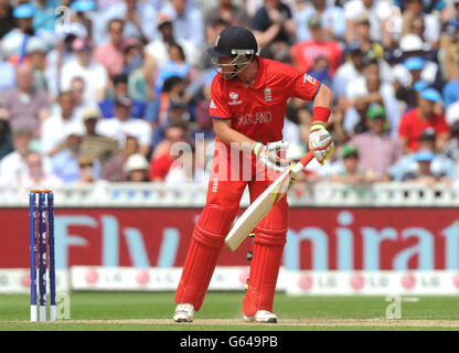 Englands Ian Bell wird beim Bowling des südafrikanischen Rory Kleinveldt während der ICC Champions Trophy, Halbfinale im Oval, London, gefangen. Stockfoto