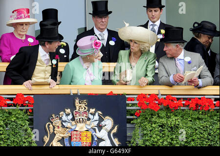 Königin Elizabeth II. Blickt auf Pferde im Parade Ring vor dem Einsatz des Prinzen von Wales mit dem Prinzen von Wales, der Herzogin von Cornwall und ihrem Rennleiter John Warren (links) am zweiten Tag des Royal Ascot Meetings auf der Ascot Racecourse, Berkshire. Stockfoto