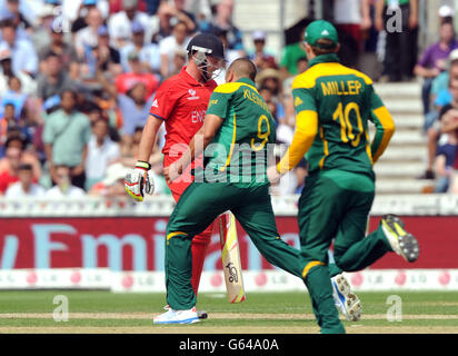 Englands Ian Bell (links) wird während der ICC Champions Trophäe, dem Halbfinale im Oval, London, hinter dem Bowling von Südafrikas Rory Kleinveldt (Mitte) gefangen. Stockfoto