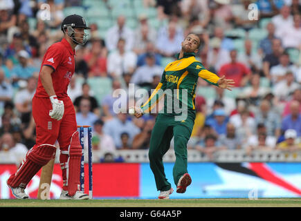 Cricket - ICC Champions Trophy - Halbfinale - England gegen Südafrika - das Kia Oval. Südafrikas Jean-Paul Duminy ist während der ICC Champions Trophy, Halbfinale im Oval, London, in Aktion. Stockfoto