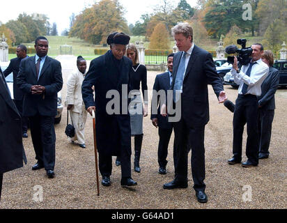 Der ehemalige südafrikanische Präsident Nelson Mandela kommt nach Althorp, Northamptonshire, um das Grab von Diana, Prinzessin von Wales, zu besuchen und trifft ihren Bruder Earl Spencer (Mitte rechts). * Herr Mandela, 84, pflanzte einen Baum auf dem Gelände des Anwesens und legte während des Besuchs einen Kranz an der Beerdigungsstätte der Insel, als er auch mit Earl Spencer über ein neues Wohltätigkeitsprojekt sprach. Stockfoto