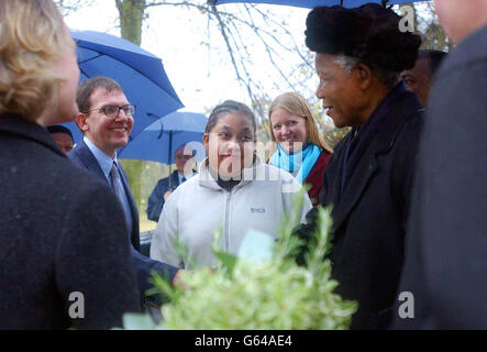 Der ehemalige südafrikanische Präsident Nelson Mandela trifft die 25-jährige Lizzie Emeh (Mitte) bei einem Besuch des Grabes von Diana, Prinzessin von Wales, in Althorp, Northamptonshire. * Lizzie ist Mitglied einer Performing Arts Company für junge Menschen mit Lernbehinderungen, die vom Princess of Wales Memorial Fund unterstützt wird. Mandela, 84, hat während seines Besuchs mit Mitarbeitern und Empfängern des Fonds zusammentreffen. Stockfoto