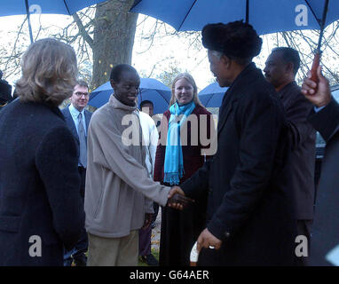 Der ehemalige südafrikanische Präsident Nelson Mandela trifft den 16-jährigen ruandischen Flüchtling Onesmus (Mitte) bei einem Besuch des Grabes von Diana, Prinzessin von Wales, in Althorp, Northamptonshire. * Onesmus nimmt am Photovoice-Projekt Teil, das vom Princess of Wales Memorial Fund unterstützt wird und Flüchtlingen hilft, ihre Geschichten durch Fotografien zu erzählen. Mandela, 84, hat während seines Besuchs mit Mitarbeitern und Empfängern des Fonds zusammentreffen. Stockfoto