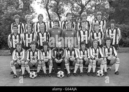 Zweite Division Newcastle United Kader vor der Saison 1980-81. (Hintere Reihe, von links) Steve Carney, John Connolly, Bobby Shinton, Stuart Boam, Bill Rafferty, Kenny Mitchell und David Barton. (Mittlere Reihe, von links) Terry Hibbitt, Colin Suggett, Peter Kelly, Kevin Carr, Steve Hardwick, Nigel Walker, Gary Nicholson und Ray Clarke. (Erste Reihe, von links) Ian Davies, Brian Ferguson, Ken Wharton, Manager Bill McGarry, Mick Martin, Peter Cartwright, Alan Shoulder und Ray Montgomerie. Stockfoto