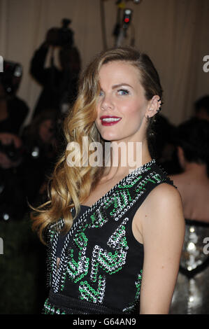 Brooklyn Decker nimmt an der „Punk“: Chaos to Couture“ Costume Institute Benefit Met Gala im Metropolitan Museum in New York Teil. Stockfoto