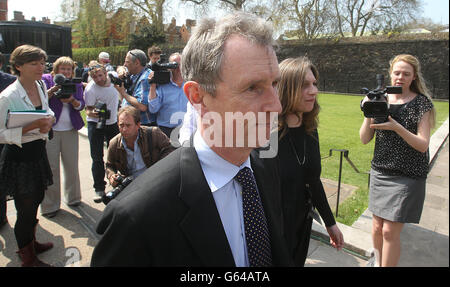 Nigel Evans, stellvertretender Sprecher des Unterhauses und Abgeordneter für Ribble Valley, verlässt das Parlament, nachdem er heute in Westminster eine Erklärung über seine Verhaftung am Wochenende abgegeben hat. Stockfoto