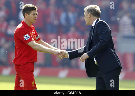 Fußball - Barclays Premier League - Liverpool / Everton - Anfield. Steven Gerrard aus Liverpool schüttelt sich die Hände mit Everton-Manager David Moyes (rechts) Stockfoto
